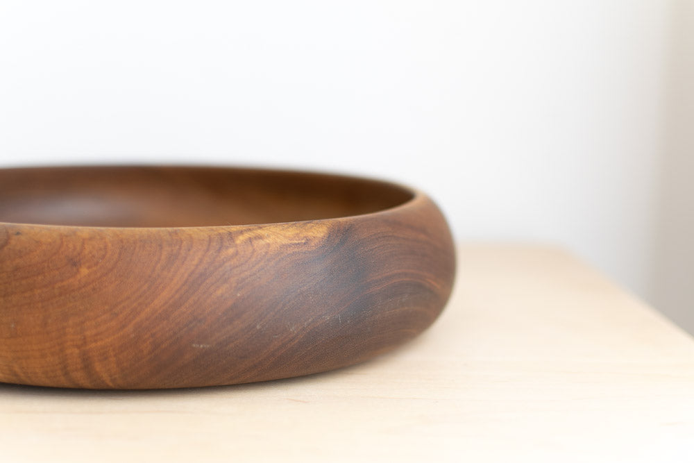curved edge of shallow wooden fruit bowl