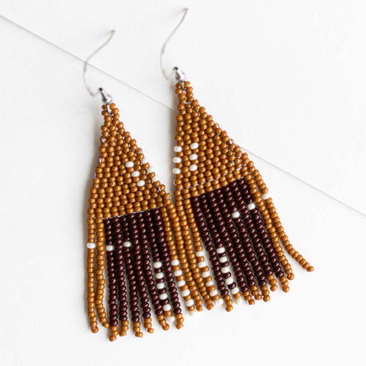 Beaded earrings in brown.