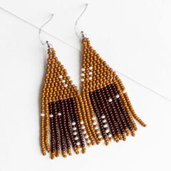 Beaded earrings in brown.